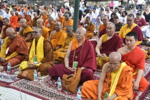 बोद्ध कोंक्लेव में भाग लेते बौद्ध अनुयायी